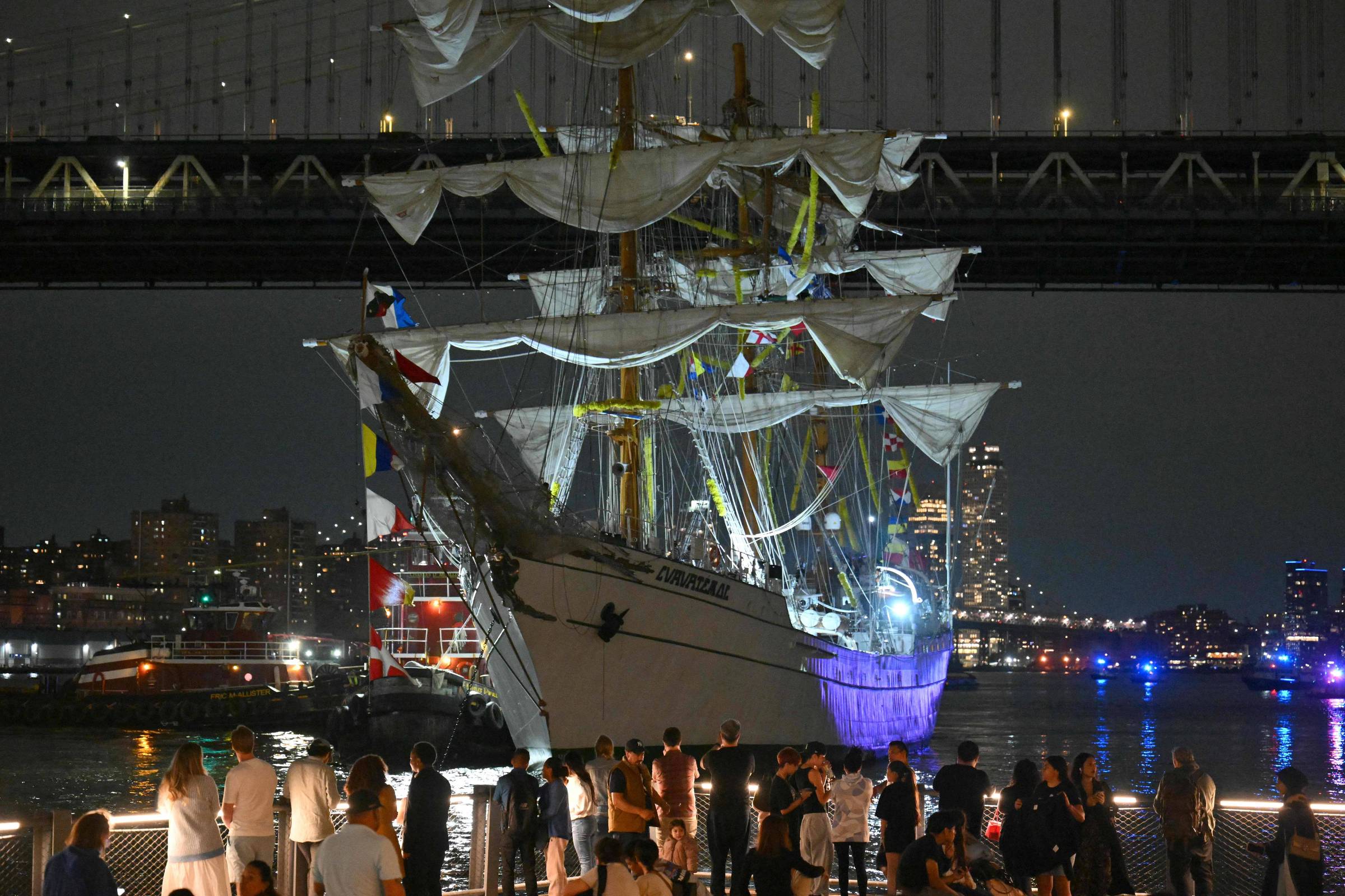 Navio da Marinha mexicana colide contra ponte do Brooklyn (NY), deixa dois mortos e 17 feridos; vídeo