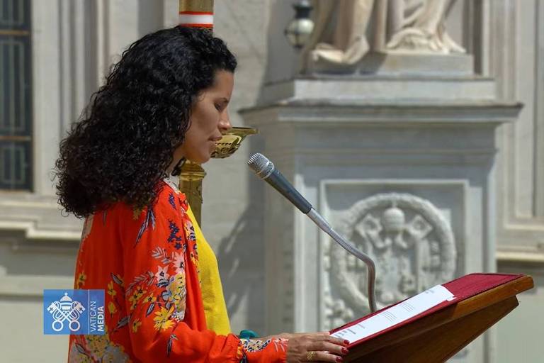 Brasileira Fernanda Lopes lê oração universal na missa de início do papado de Leão 14 