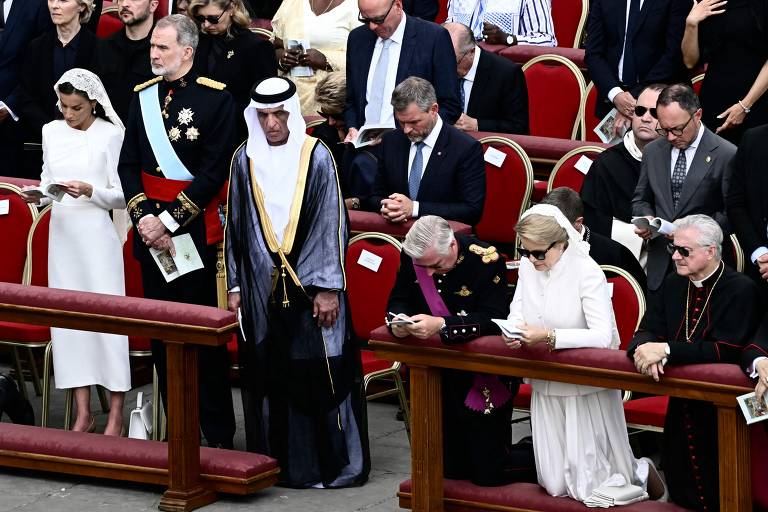 A rainha Letizia e o rei Felipe VI da Espanha, o sheik Saud bin Saqr al Qasimi, governante do Emirado de Ras al-Khaimah nos Emirados Árabes Unidos, o rei Philippe e a rainha Mathilde da Bélgica participam da missa