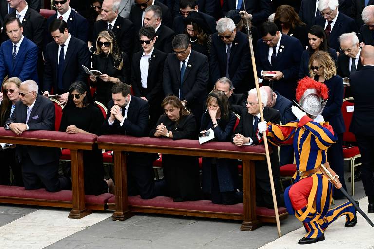 O vice-presidente dos EUA, JD Vance (4º à esquerda), e sua esposa, a segunda-dama Usha Vance, a presidente do Peru, Dina Boluarte, o presidente da Itália, Sergio Mattarella, e sua filha, Laura Mattarella, e a primeira-ministra da Itália, Giorgia Meloni, participaram da cerimônia