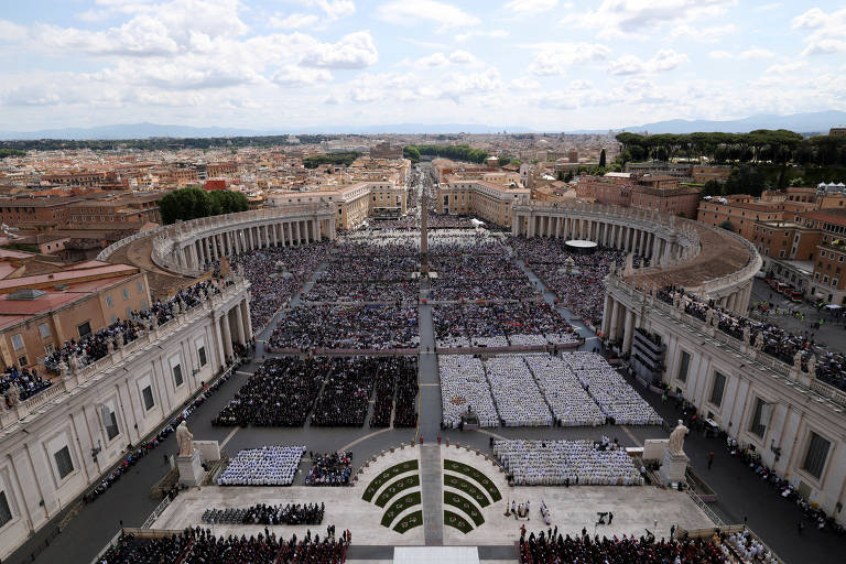 Visão geral da Praça de São Pedro enquanto o Papa Leão 14 celebra sua missa inaugural no Vaticano