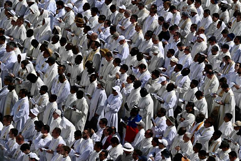 Padres participam da missa pelo início do pontificado do Papa Leão 14, na Praça de São Pedro, no Vaticano