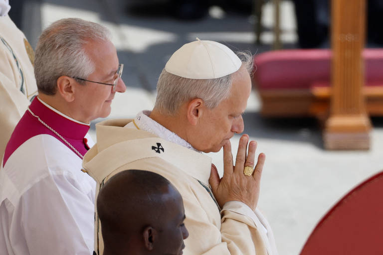 Papa se emociona após ter acabado de receber o Anel do Pescador durante a missa de início do seu papado