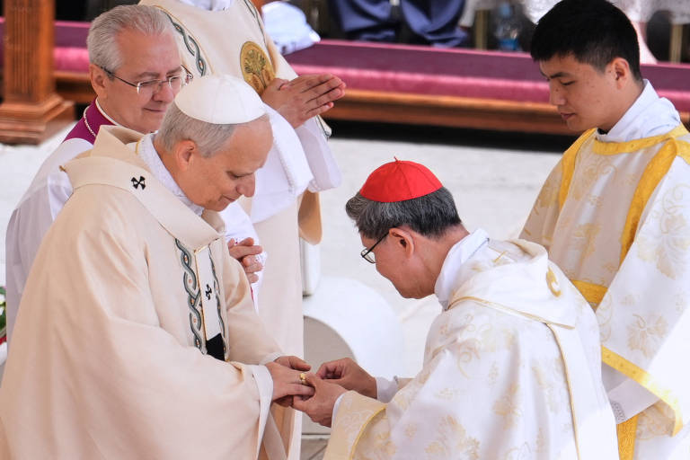 O cardeal Luis Antonio Tagle coloca o Anel do Pescador no dedo do Papa Leão 14