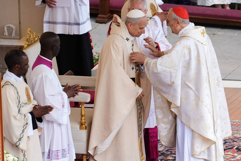 O Papa Leão 14 recebe o pálio, pano de lã de carneiro que é símbolo do papado