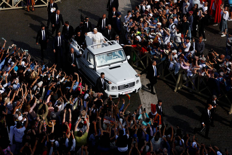 O Papa Leão 14 anda pela primeira vez no papamóvel para a missa de início do pontificado no Vaticano