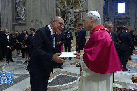 Geraldo Alckmin entrega carta do presidente Lula com convite para que o Papa participe da COP30