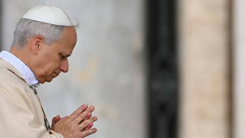 TOPSHOT - Pope Leo XIV leads a Holy mass for the beginning of his pontificate, in St Peter's square in The Vatican on May 18, 2025. (Photo by Alberto PIZZOLI / AFP)