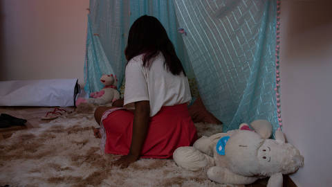 CANDIDO SALES, BA, 27.10.2021: COTIDIANO - VIOLENCIA - Visita à Associação Meninadança/Casa Rosa que oferece acolhimento e aulas de dança e artesanato para meninas e adolescentes em situação de risco em Cândido Sales, cidade na beira da BR-116. Na foto, adolescentes na sala de leitura da casa. (Foto: Mathilde Missioneiro/Folhapress) **EXCLUSIVO FOLHA** ATENÇÃO: IMAGEM COM MENOR EM SITUAÇÃO VULNERÁVEL - OBSERVAR O QUE DETERMINA O ESTATUTO DA CRIANÇA E DO ADOLESCENTE