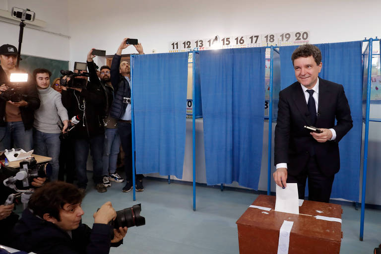 Candidato pró-União Europeia vence admirador de Trump na Romênia