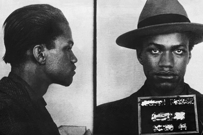 Malcolm Little, que no futuro assumiria o nome de Malcolm X, aos 18 anos, no momento da prisão por furto em 1944; foto policial de frente e perfil