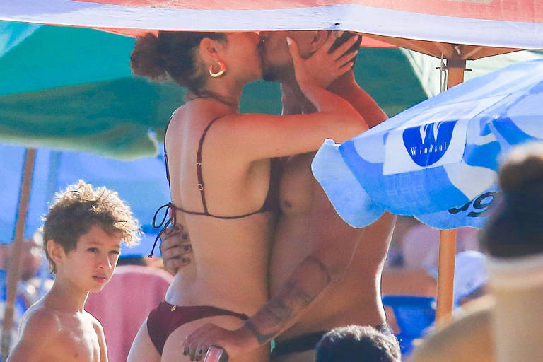 Sophie e Xamã se beijam na praia