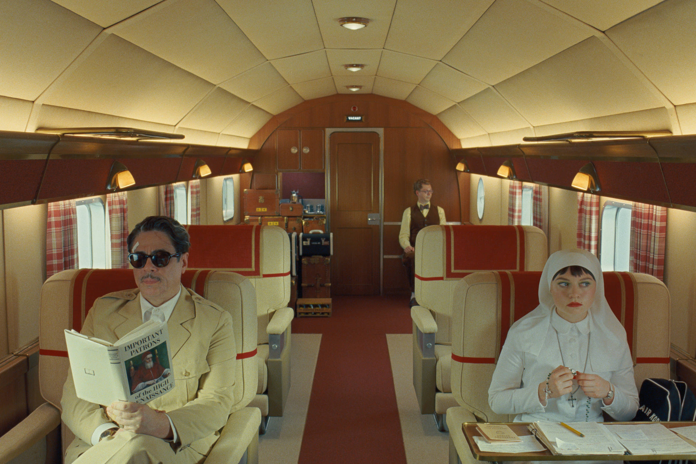 Novo filme de Wes Anderson traz Benicio Del Toro como magnata megalomaníaco