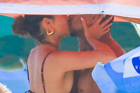 Sophie e Xamã se beijam na praia