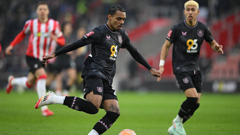 Soccer Football - FA Cup - Fourth Round - Southampton v Burnley - St Mary's Stadium, Southampton, Britain - February 8, 2025 Burnley's Lucas Pires in action REUTERS/Jaimi Joy