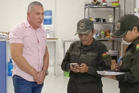 Marcos Roberto de Almeida, o Tuta, apontado como sucessor de Marcola no PCC, é levado para presídio federal em Brasília após prisão na Bolívia. Foto: Reprodução/TV Globo DIREITOS RESERVADOS. NÃO PUBLICAR SEM AUTORIZAÇÃO DO DETENTOR DOS DIREITOS AUTORAIS E DE IMAGEM