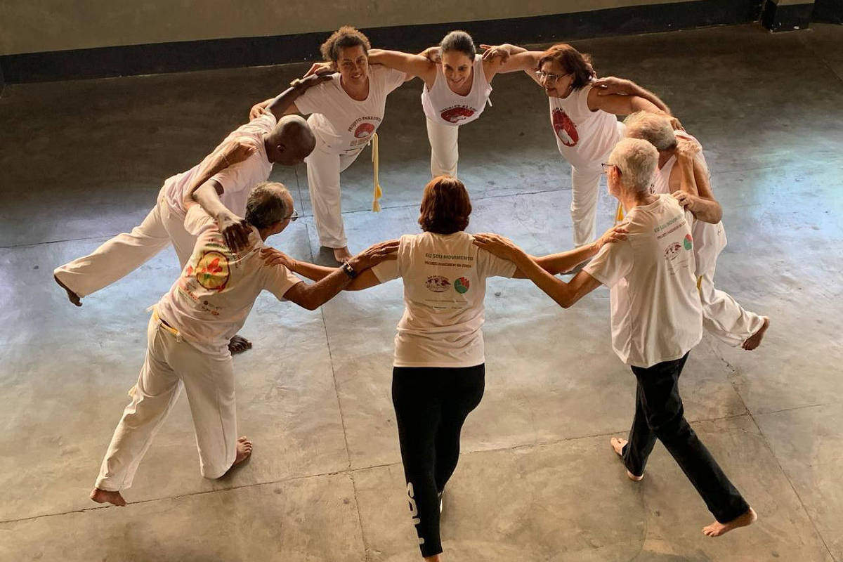 Aulas de capoeira levam autonomia a pacientes com Parkinson no RJ