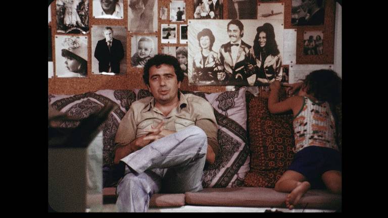 Cena do filme "Para Vigo Me Voy!", que narra a trajetória de Cacá Diegues e tem direção de Lírio Ferreira e Karen Harley