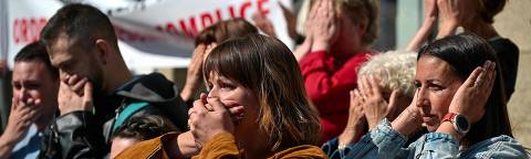 Protestors react during a demonstration in support of the victims of former surgeon Joel Le Scouarnec outside the court in Vannes, western France on May 19, 2025. Le Scouarnec, 74, went on trial in February 2025 accused of 111 rapes and 189 sexual assaults at a dozen hospitals in western France (Photo by Damien MEYER / AFP)