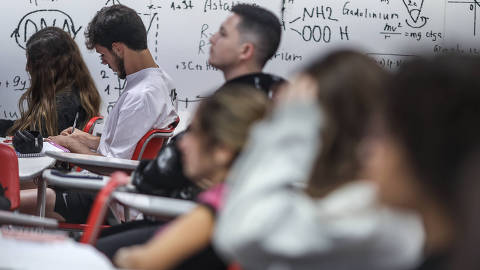 SÃO PAULO, SP, 29/04/2025 - Folha Estudantes vai abordar como vestibulares, como os da USP e da Unicamp, estão adaptando suas provas para a geração de candidatos menos focada e com mais dificuldade de concentração.  Alunos do Cursinho Oficina do Estudante, em Campinas, em aula prepapatoria de historia para o vestibular.(Felipe Iruatã/Folhapress)*** Exclusivo Folha de São Paulo***