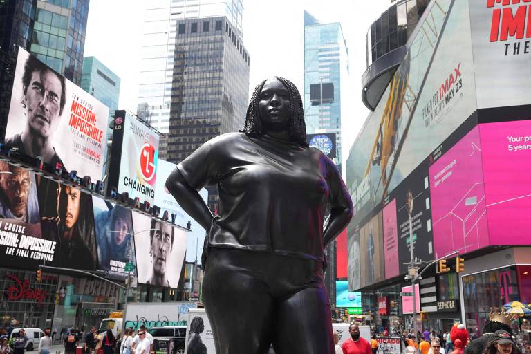Escultura na Times Square chama atenção e gera reações racistas