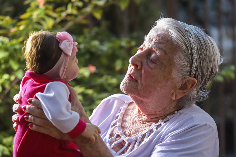 'Bebês reborn' servem de apoio terapêutico para pessoas com Alzheimer