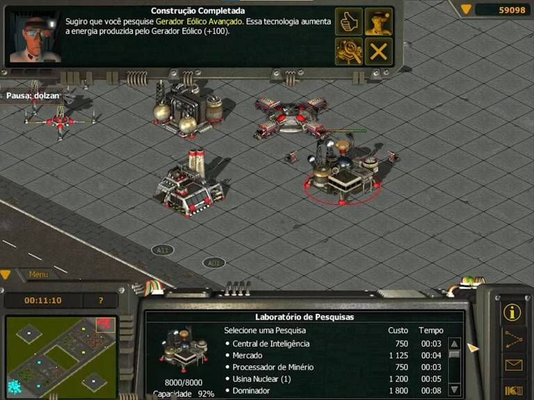 A imagem mostra uma interface de um jogo de estratégia em tempo real. No canto superior esquerdo, há uma mensagem informando que a construção de uma tecnologia chamada 'Gerador Elétrico Avançado' foi completada, aumentando a energia produzida. A parte inferior da tela exibe um laboratório de pesquisas com opções de pesquisa, custos e tempos de conclusão. No fundo, há várias estruturas e unidades do jogo dispostas em um terreno pavimentado.