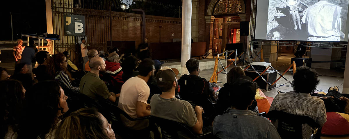 Projeto Luz na Tela, o cinema ao ar livre do Museu da Língua Portuguesa, que exibe o filme 