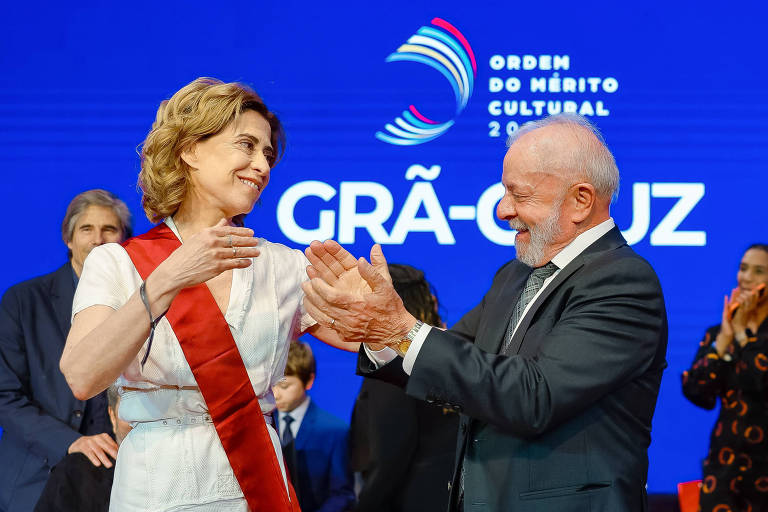 Lula volta a citar golpismo e diz que artistas mantêm 'democracia capengando, mas andando'