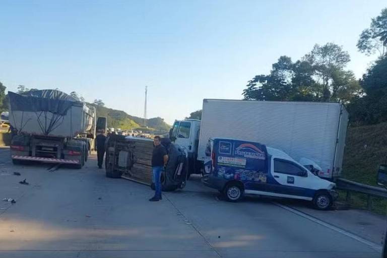 Engavetamento envolve 14 veículos no trecho leste do Rodoanel