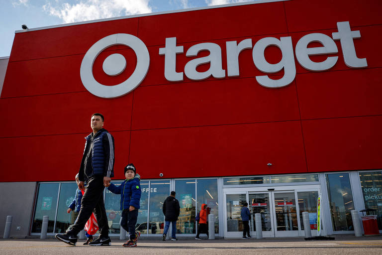 Vendas da rede Target desabam após boicotes e pessimismo com economia