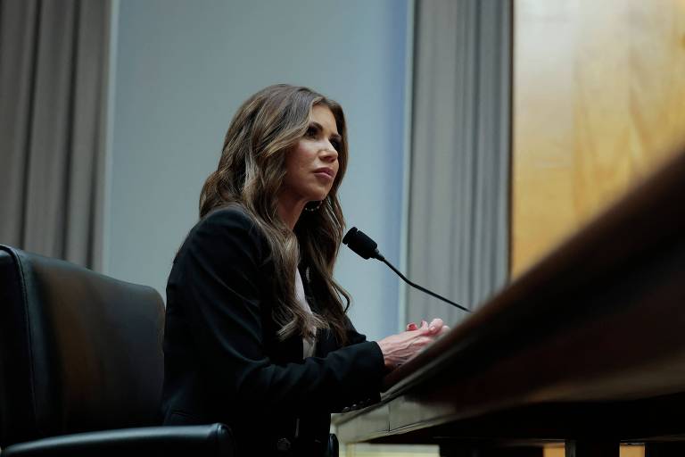 Secretária de Trump erra ao dizer que habeas corpus é direito de deportar pessoas; veja vídeo