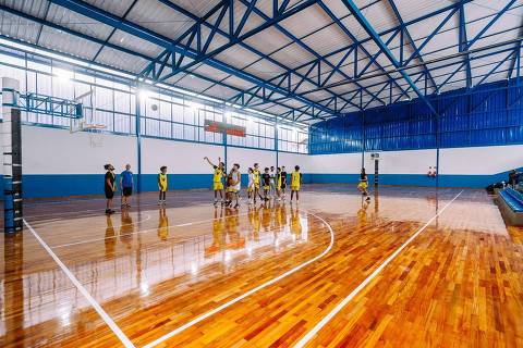 Partida de basquete em quadra que foi requalificada 