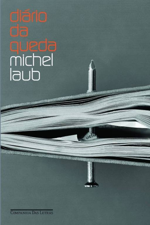 A imagem mostra a capa do livro 'Diário da Queda' de Michel Laub. A capa é predominantemente cinza, com o título em laranja e o nome do autor em branco. A imagem central apresenta uma pilha de folhas de papel, com um prego atravessando-as, simbolizando a ideia de queda.