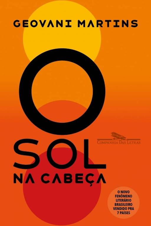 A imagem mostra a capa do livro 'O Sol na Cabeça' de Geovani Martins. O fundo é gradiente em tons de laranja e amarelo, com círculos grandes nas cores amarela e laranja. O título do livro está em destaque no centro, escrito em letras grandes e pretas, com a palavra 'O' em um círculo preto. O nome do autor, Geovani Martins, está na parte superior da capa, também em letras pretas. Na parte inferior, há uma frase que diz: 'O novo fenômeno literário brasileiro vendido para 7 países'.