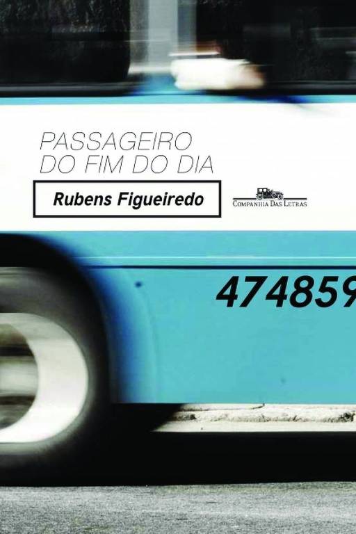 A imagem mostra a capa do livro 'Passageiro do Fim do Dia' de Rubens Figueiredo. O fundo é uma fotografia de um ônibus em movimento, com uma predominância de cores azul e cinza. O título do livro está em letras brancas na parte superior, e o nome do autor aparece logo abaixo, também em letras brancas. Na parte inferior, há um número, possivelmente uma referência ou código, em destaque.