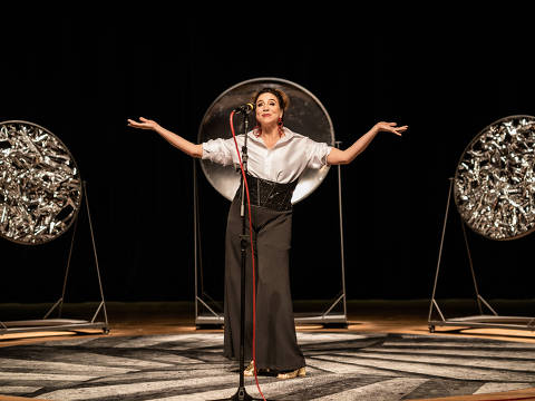 Marisa Orth em cena do espetáculo 'Bárbara', sobre a biografia da jornalista Barbara Gancia