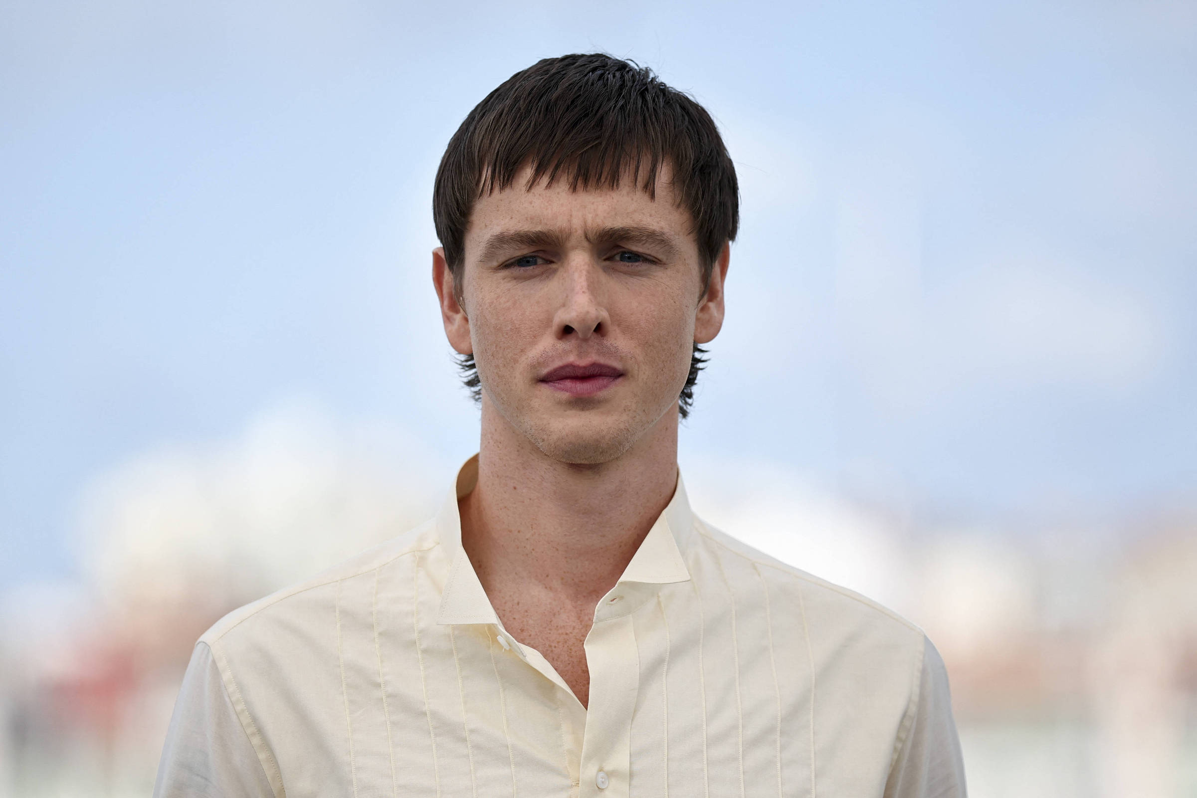 Harris Dickinson fala sobre viver John Lennon e estreia como diretor em Cannes
