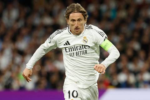 Real Madrid's Croatian midfielder #10 Luka Modric controls the ball during the UEFA Champions League quarter final second leg football match between Real Madrid CF and Arsenal at Santiago Bernabeu Stadium in Madrid on April 16, 2025. (Photo by Pierre-Philippe MARCOU / AFP)