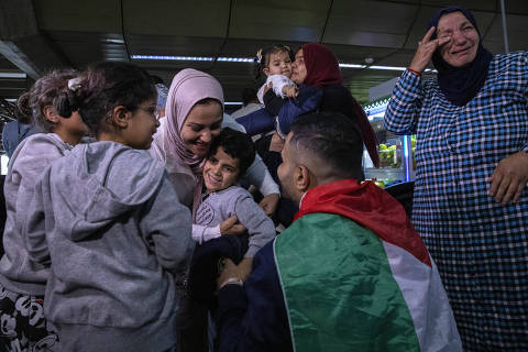 SAO PAULO -SP -22/05/2025 - COLUNA MONICA BERGAMO - Chegada de brasileiros repatriados vindo da Faixa de Gaza. Na foto Ramadan Abdo recebe suas duas filhas e seu filho, Inshirah, Alta e Khaled. Foto Marlene Bergamo/ Folhapress - 0117 
.
