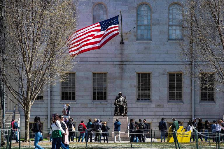 Governo Trump proíbe Harvard de matricular estudantes estrangeiros
