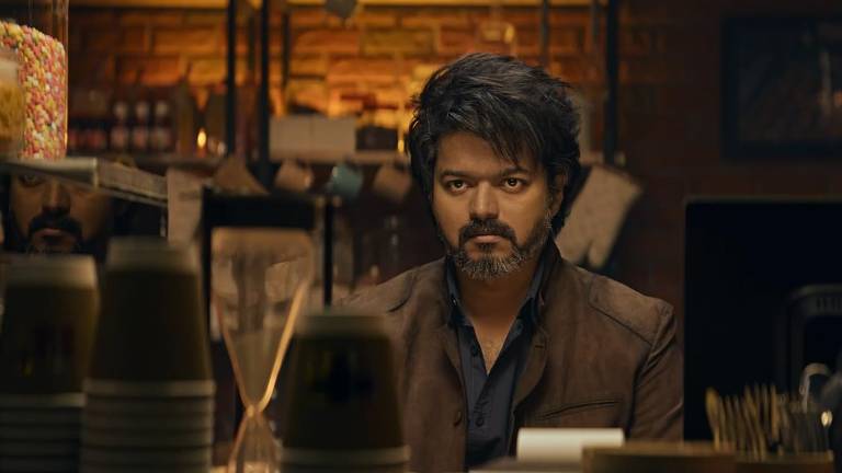 Cena do filme "Doce e Sangrento" (2023), de Lokesh Kanagaraj, no qual o dono de um café enfrenta gângsteres