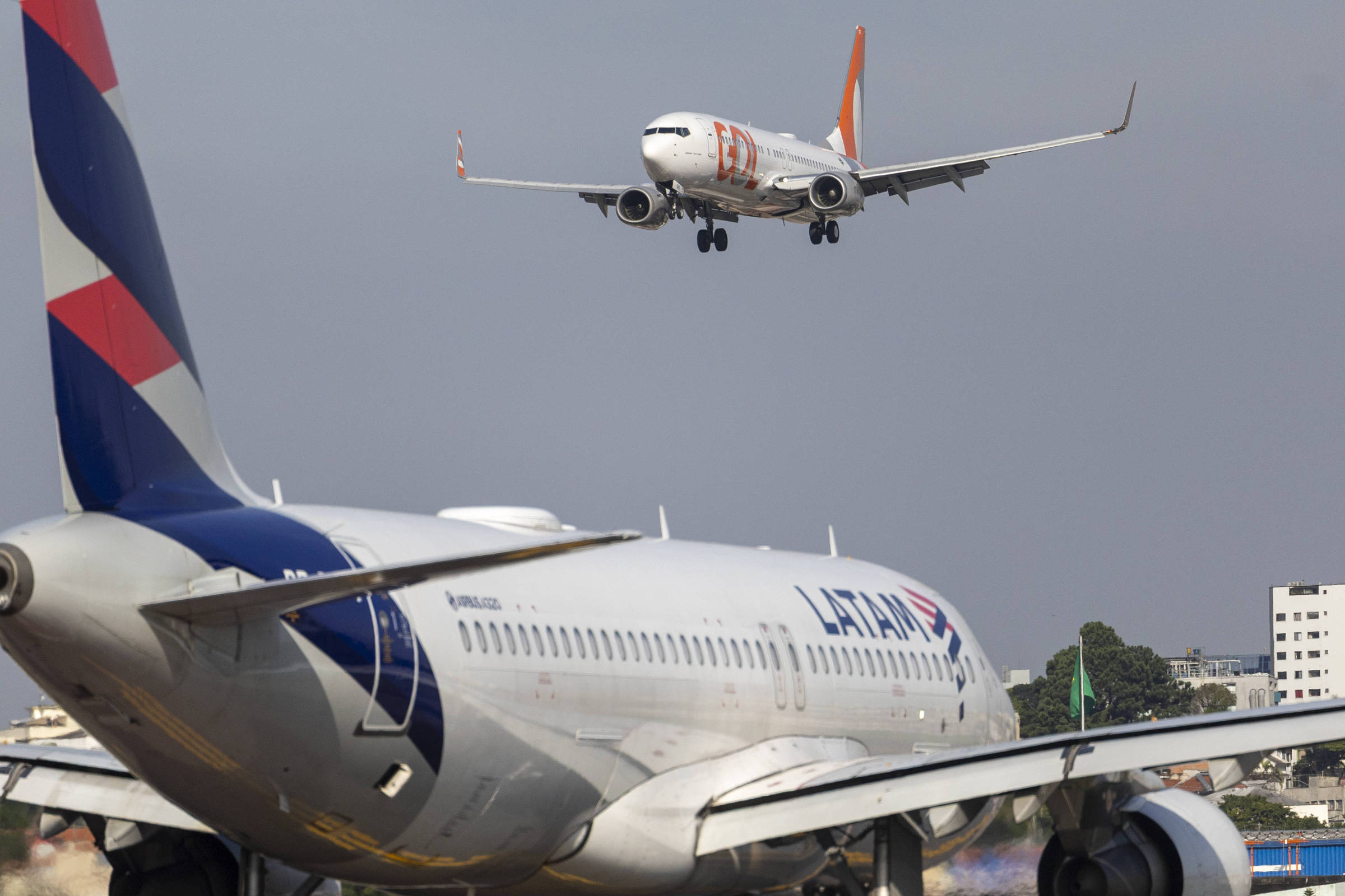 Restrição de uso do banheiro dianteiro em voos da Latam gera reação de passageiros e especialistas