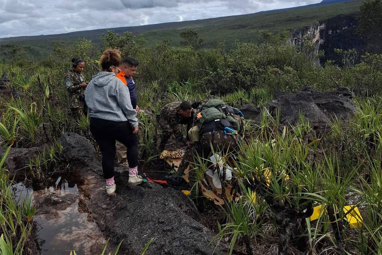Grupo é resgatado em serra na Amazônia após 4 dias de espera