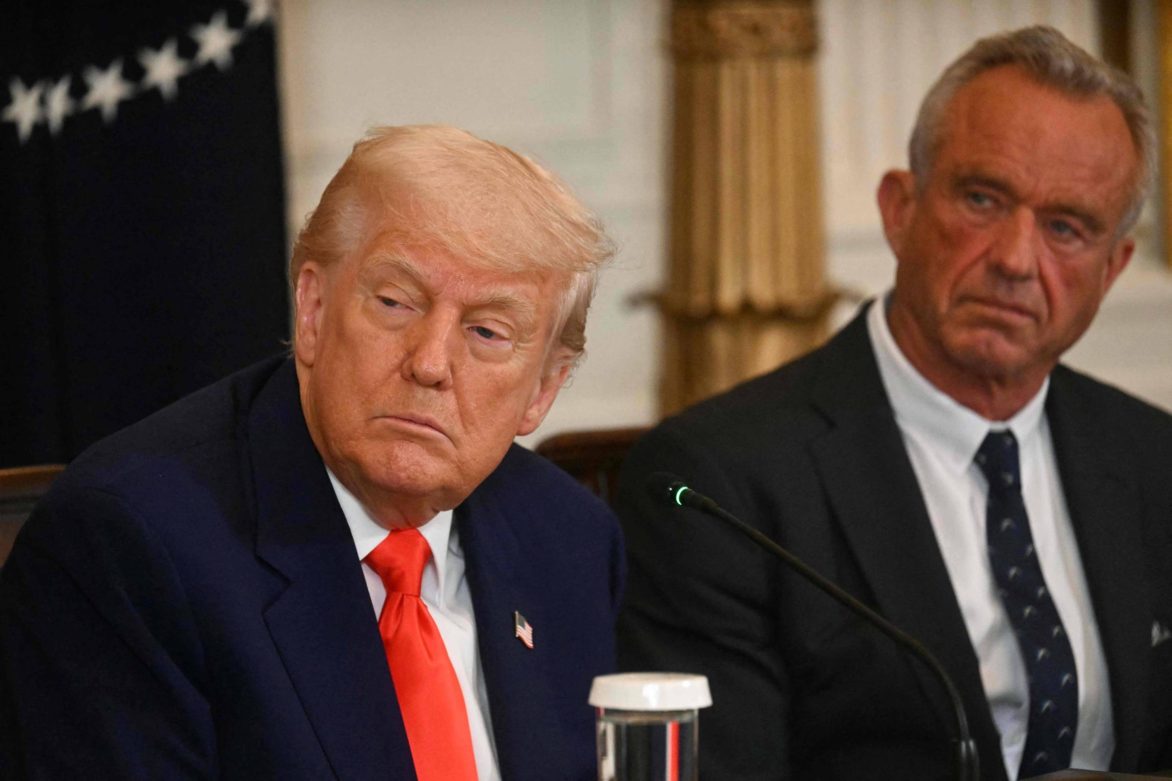 Governo Trump semeia dúvidas sobre vacinas em novo relatório de saúde