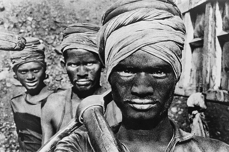 Trabalhadores contratados por proprietários de caminhões que carregam carvão em mina de Bihar, na Índia, em 1990