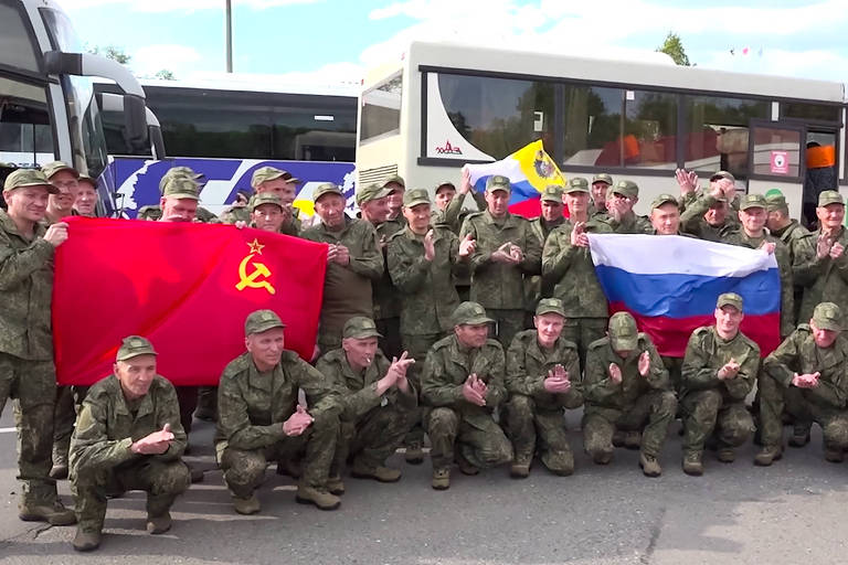 Rússia e Ucrânia começam maior troca de prisioneiros da guerra; veja vídeo