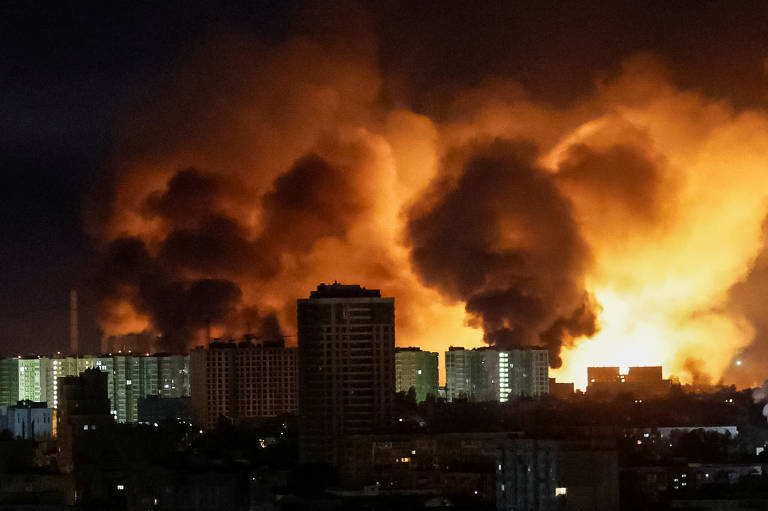 Explosão de drone ilumina o céu sobre Kiev, na Ucrânia, durante ataque russo