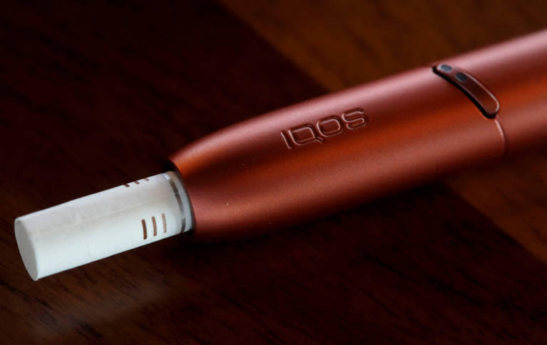 Um bastão com tabaco é inserido no dispositivo, que é aquecido a uma temperatura máxima de 350º, o que faz com que não gere fumaça, apenas vapor