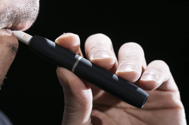 O tabaco aquecido é probido no Brasil, assim como o cigarro eletrônico; ambos se enquadram na categoria de Dispositivos Eletrônicos para Fumar (DEFs), que seguem vetados pela Anvisa desde 2009